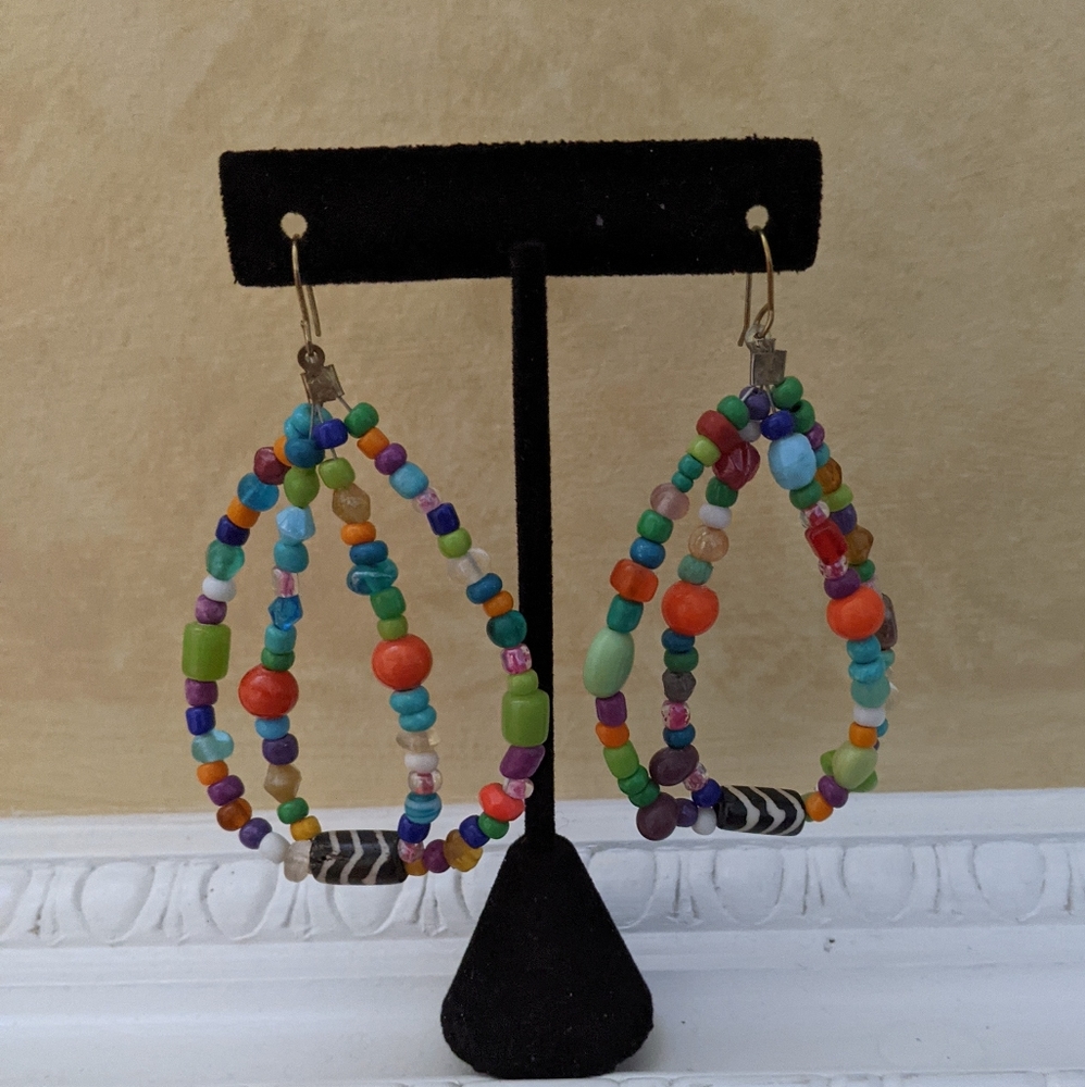 Beautiful Beaded Dangling Earrings. NWOT